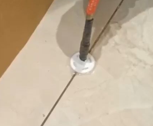 平安瓷砖空鼓维修公司专业解答瓷砖在铺贴过程中，如果没有涂抹均匀到位的粘结材料（如水泥砂浆或瓷砖胶），可能会导致以下问题