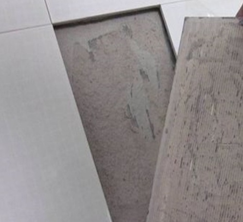 平安瓷砖空鼓维修公司分享瓷砖铺贴时如果打浆（即涂抹在瓷砖背面和基层上的砂浆或瓷砖胶）过少，会带来以下问题
